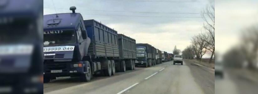 В Краснодарском крае на дороге образовался затор из 400 зерновозов