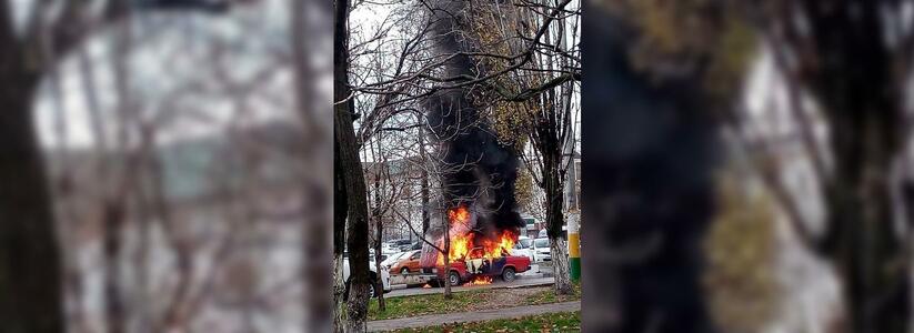 В Новороссийске возле Южного рынка на глазах у прохожих дотла сгорела «семерка»: очевидцы сняли видео пожара