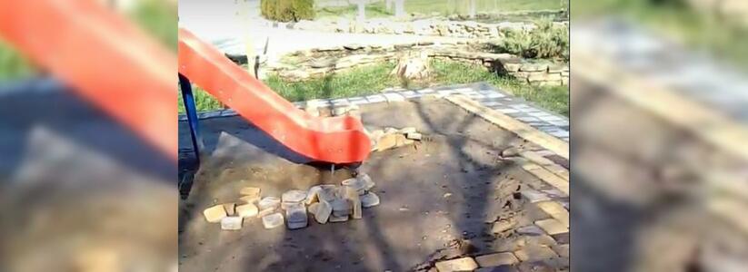 «Школа жизни с детства»: новороссиец снял на видео детскую площадку в пригороде, которая находится в плачевном состоянии