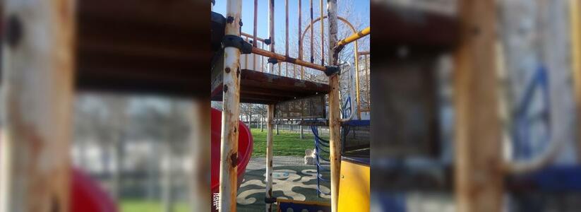 «Детство со ржавчиной на руках»: жители Новороссийска жалуются на детскую площадку на главной пешеходной улице