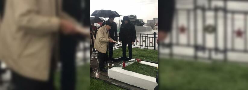 В Новороссийске на братской могиле установили еще одну мемориальную табличку