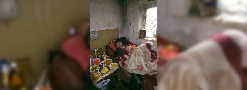 В Новороссийске в заброшенном доме замерзает прикованный к постели бывший моряк