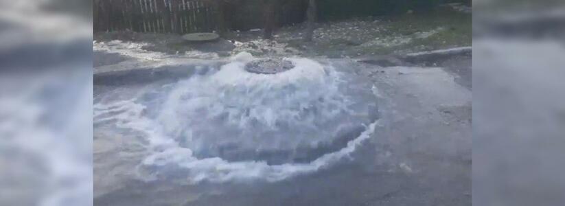В Новороссийске прорвало напорный водопровод: жители города сняли на видео, как фонтан из люка заливает улицу