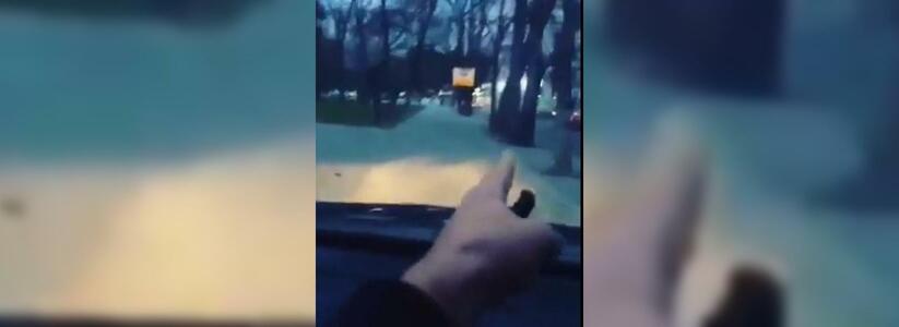 По тротуару с мигалкой: в Сети появилось видео, как водитель гоняет по парковой аллее в Новороссийске