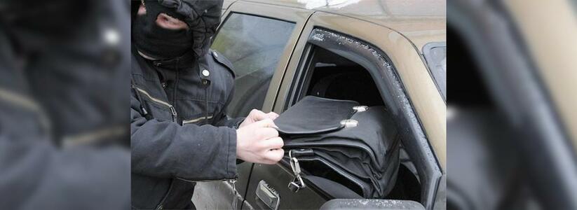 В центре Новороссийска обокрали автомобиль: из внедорожника украли полмиллиона рублей