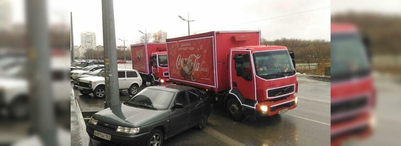 Жители Новороссийска заметили новогодний караван «Coca-Cola» на дорогах города