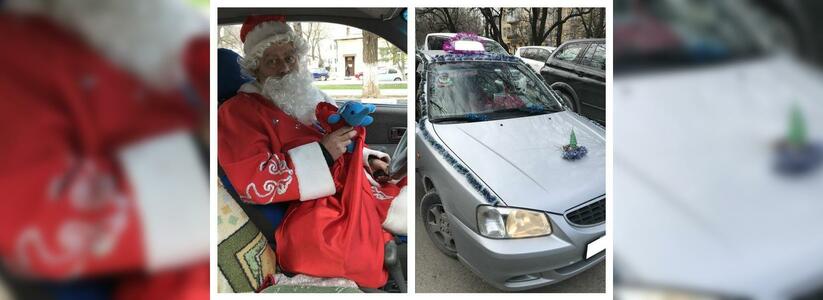 В Новороссийске таксист развозит клиентов в костюме Деда Мороза
