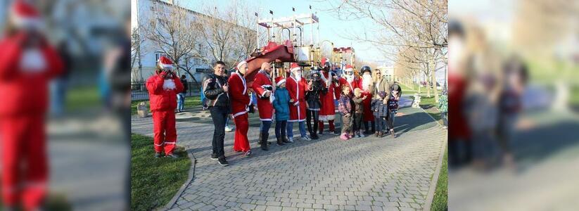Байкеры в костюмах Деда Мороза устроили мотопробег в Новороссийске