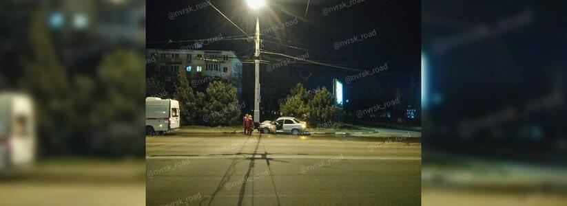 В Новороссийске пьяный водитель врезался в столб и пытался скрутить номера