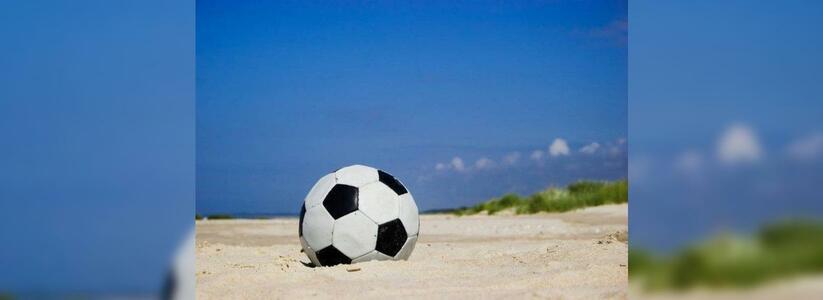 На пляже в Геленджике играли в футбол на призы Снегурочки