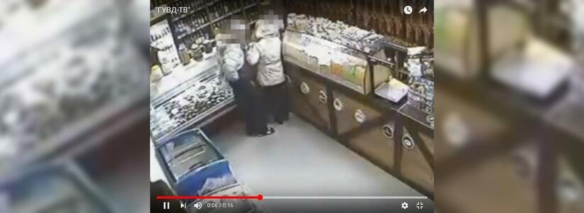 В Новороссийске «ходит» видео, как в магазине мужчина закалывает женщину ножом: комментарий следственного отдела
