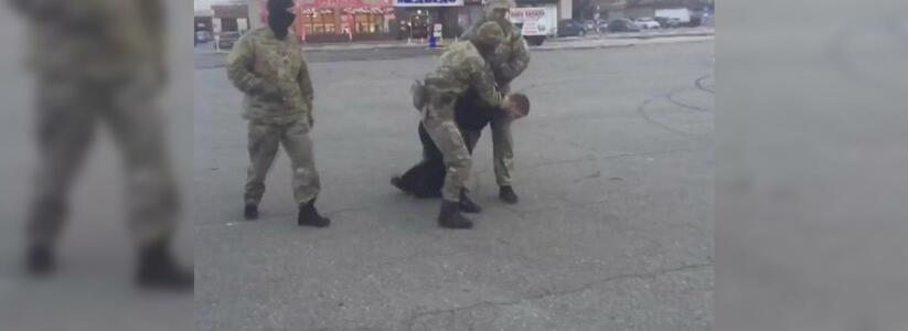 В Новороссийске трое молодых парней  шантажировали и вымогали деньги у местного жителя