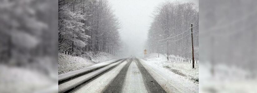 Во время первого снегопада на дорогах Новороссийска работали 23 автомобиля спецтехники