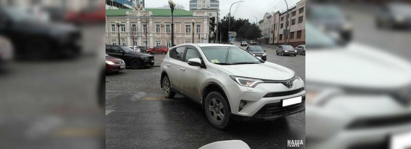 В Новороссийске водитель со знаком «Инвалид» въехал на тротуар и перегородил зебру