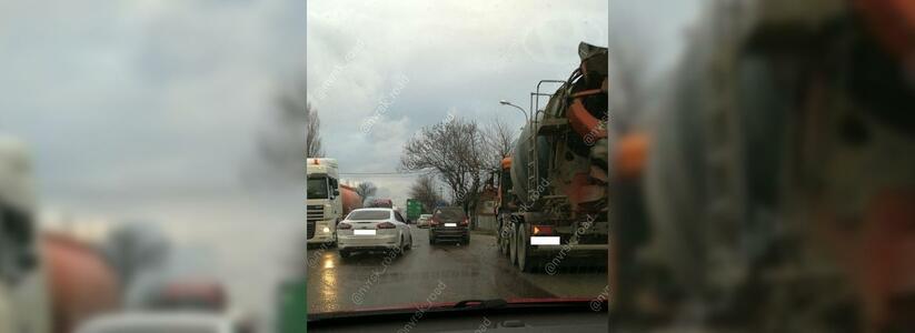 В Новороссийске легковушка въехала в бетоносмеситель: видео с места аварии