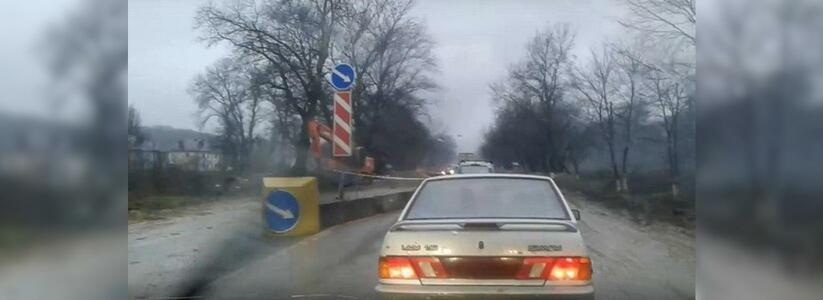 На автотрассе под Новороссийском из-за дождя провалился участок дорожного полотна