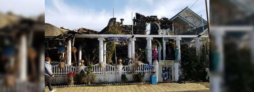 В  Геленджике сгорел «необычный» дом с мини-зоопарком: очевидцы сняли видео и рассказали подробности происшествия