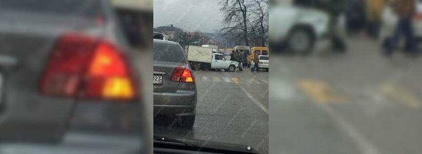 «Водители буквально руками подняли машину и освободили пострадавшую»: в Новороссийске в аварии пострадала женщина
