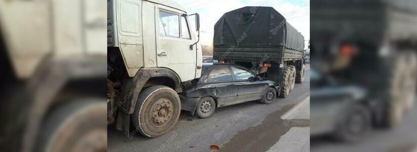 В Новороссийске легковушку зажало между двумя грузовиками