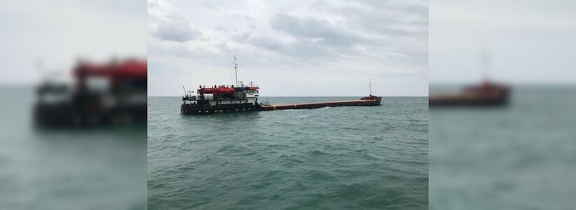 Новороссийские водолазы откачают топливо с получившего пробоину у берегов Крыма корабля