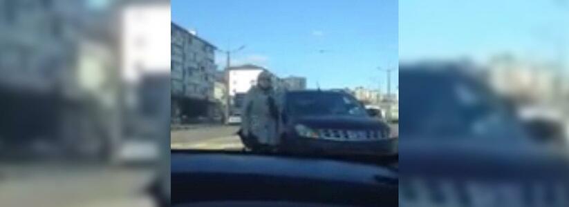 «А что, так можно было!?»: в Новороссийске автоледи высадила пассажира на встречной полосе