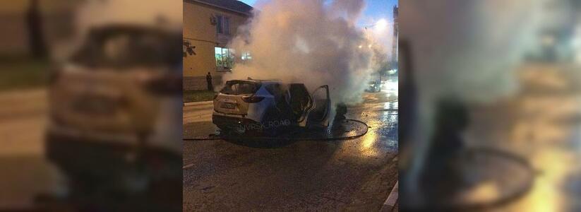 В Геленджике у всех на глазах вспыхнула легковушка: очевидцы сняли охваченное огнем авто