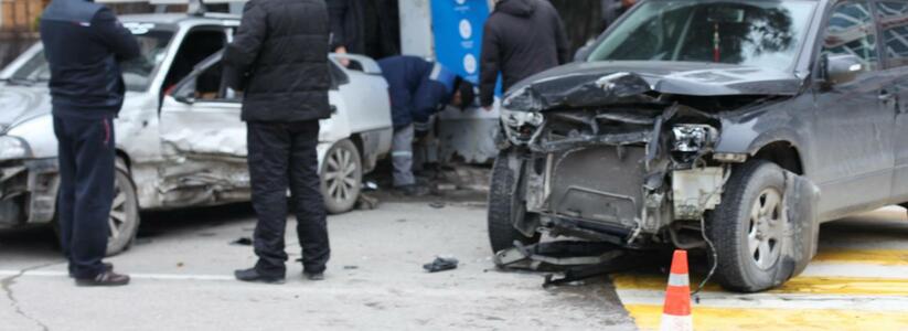 В центре Новороссийска произошло серьезное ДТП: видео и комментарий сотрудников «скорой помощи»