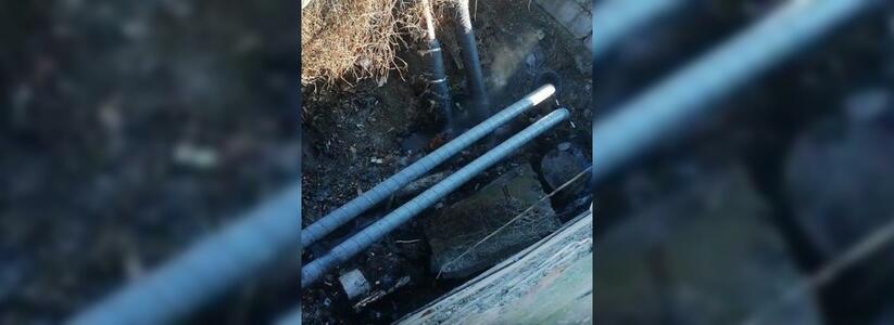 Жители Новороссийска жалуются на прорванную трубу, с которой уже четыре месяца течет горячая вода