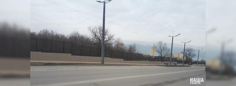 Ад перфекциониста: жители Новороссийска жалуются на криво установленный забор