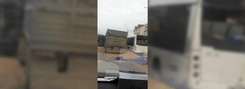 В Новороссийске перевернулся груженый зерновоз: большегруз «зацепил» пассажирский автобус