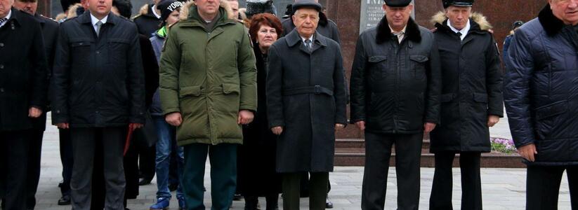 Новороссийцы поздравили ветеранов и военнослужащих с Днем Защитника Отечества