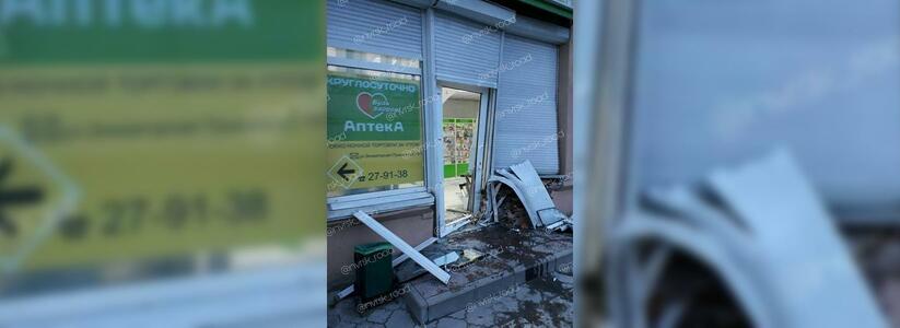На выходных в Новороссийске иномарка протаранила аптеку: фото с места происшествия