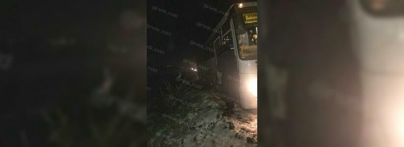 Рейсовый  автобус Краснодар-Новороссийск едва не улетел в обрыв, застряв на обочине: пассажиры сняли видео