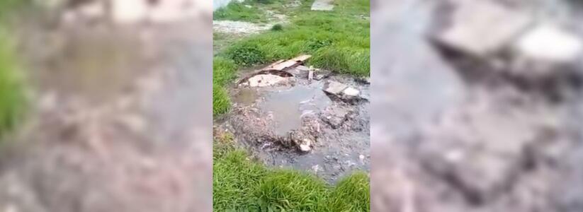 Жители Новороссийска сняли на видео, как их дворы третий месяц заливает канализационными стоками