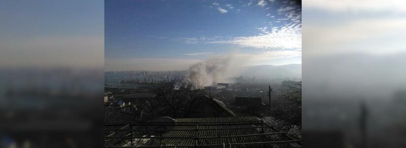 В Новороссийске случился крупный пожар в промзоне: очевидцы сообщают, что горит склад серы
