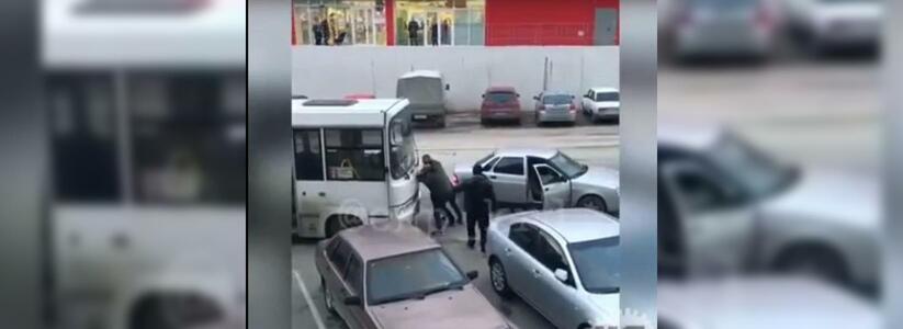 В Новороссийске  водитель автобуса и «легковушки» устроили драку прямо на проезжей части: очевидцы сняли видео потасовки