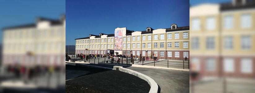 В Новороссийске прошло торжественное открытие новой школы на 400 мест: первые фото учебного заведения