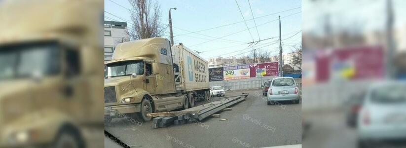 В Новороссийске в Восточном районе образовалась огромная пробка из-за ДТП с фурой