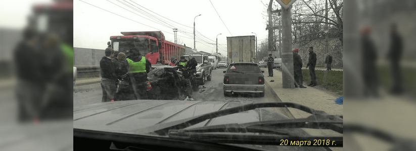 В Новороссийске в результате ДТП в больницу попали водители двух «легковушек»: очевидцы сняли видео с места аварии