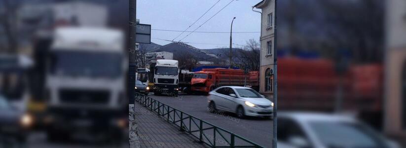 За сутки в Новороссийске произошло три ДТП с участием большегрузов: дорожное движение в городе вновь парализовало