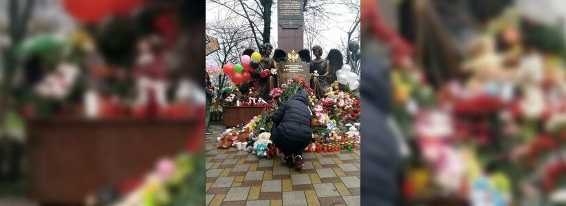 «Дети, простите...»: как в Новороссийске прошел траурный митинг в память по погибшим в Кемерово