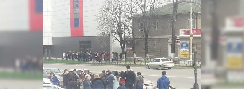 Около 3000 человек эвакуировали полтора часа назад из ТРЦ «Красная площадь» в Новороссийске