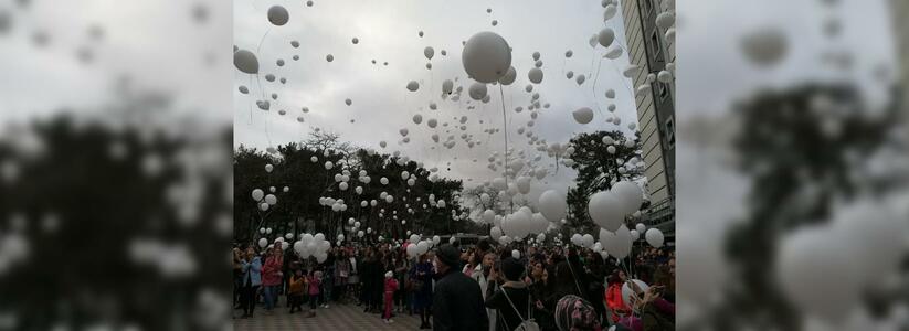 Жители Новороссийска запустили сотни белых воздушных шаров в память о погибших в «Зимней вишне»