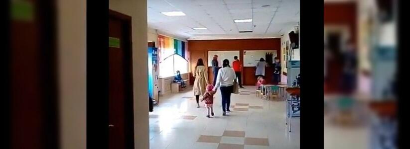 Новороссийцы жалуются на закрытый пожарный выход в детской поликлинике: нарушение сняли на видео  