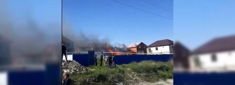 В пригороде Новороссийска в результате поджога сгорели строительный вагончик и баня: очевидцы сняли пожар на видео