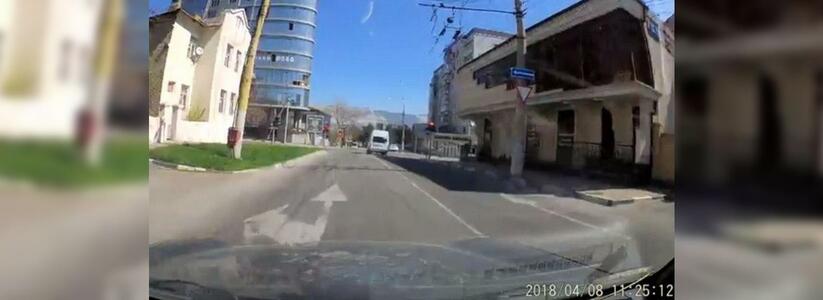 В Новороссийске видеорегистратор вновь снял, как маршрутчик проехал на красный свет светофора