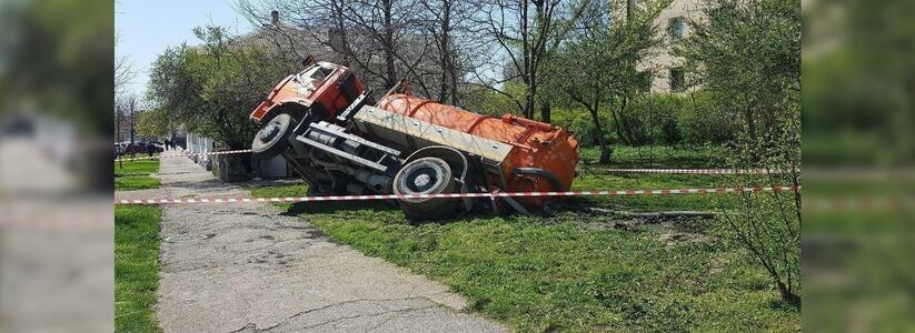В Новороссийске ассенизатор провалился под землю, откачивая канализацию: очевидцы сфотографировали происшествие