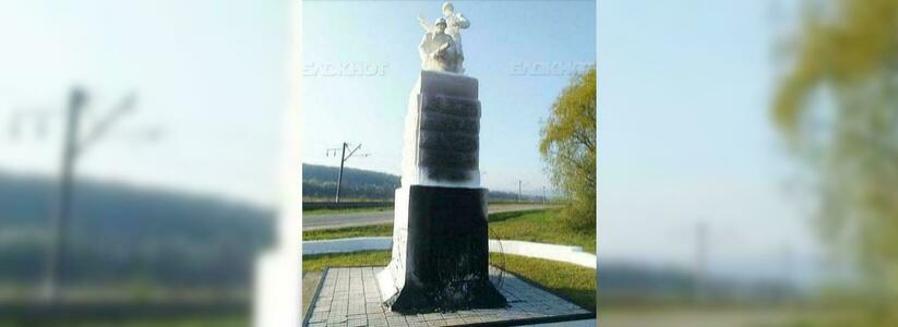 Неподалеку от Новороссийска неизвестные вандалы надругались над памятником войны