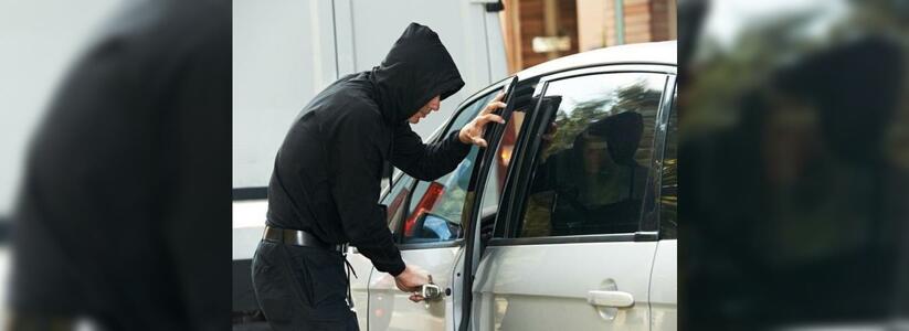Угнали прямо под носом: у жителя Новороссийска украли припаркованный около дома автомобиль