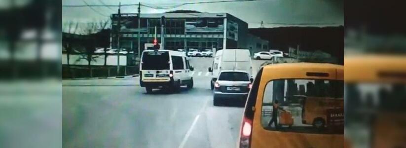 В Новороссийске автоинспекторы нашли водителя маршрутки №8, который гнал на красный по встречке и попал на видео